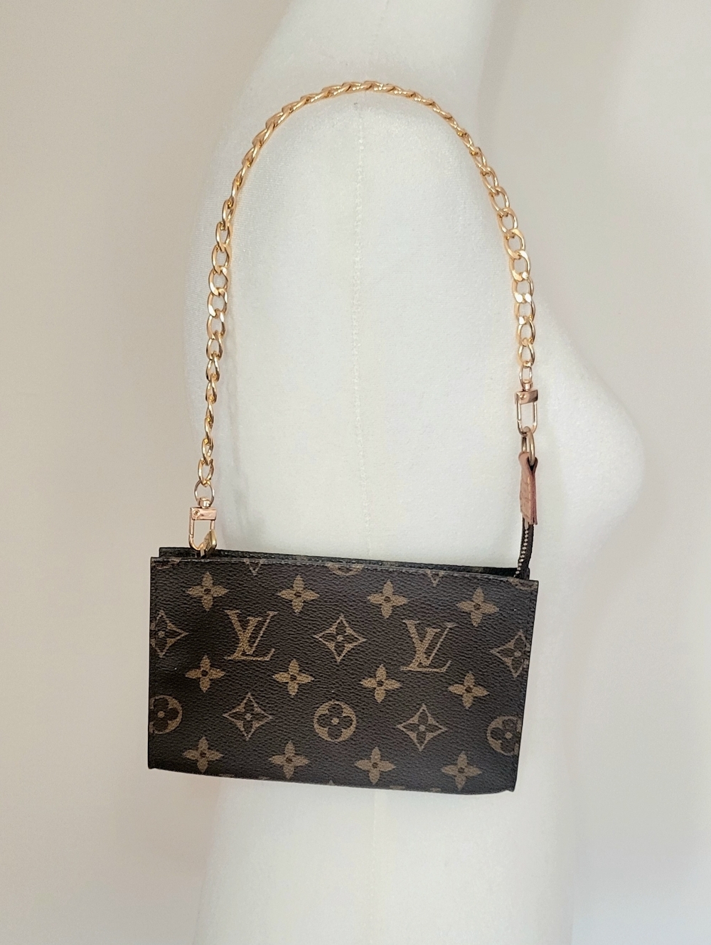 Authentuc Louis Vuitton Monogram Pouch ,serial number :VI0948 - Picture 6 of 13